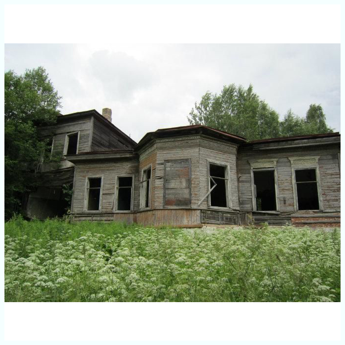 Полуразрушенная усадьба