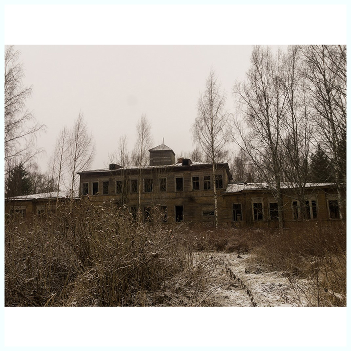 Полуразрушенная усадьба